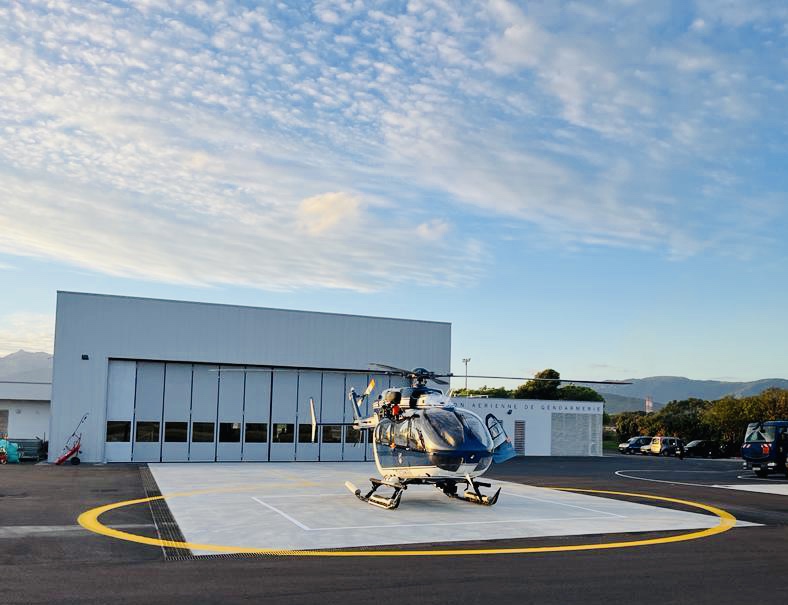 Accès piste et bâtiments de la base navale de Hyères