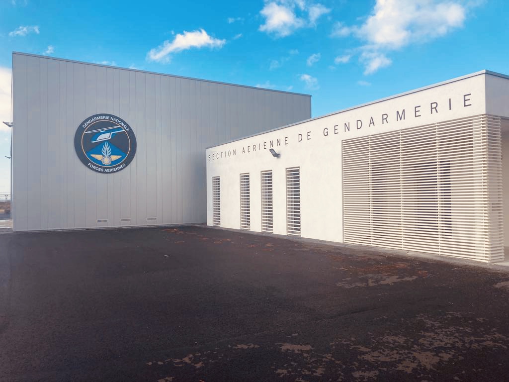 Vue des installations extérieures de la Section Aérienne de Gendarmerie