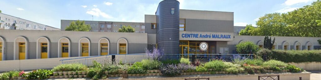 Façade du centre social André Malraux rénové, avec accès PMR et aménagements paysagers.Centre social Malraux
