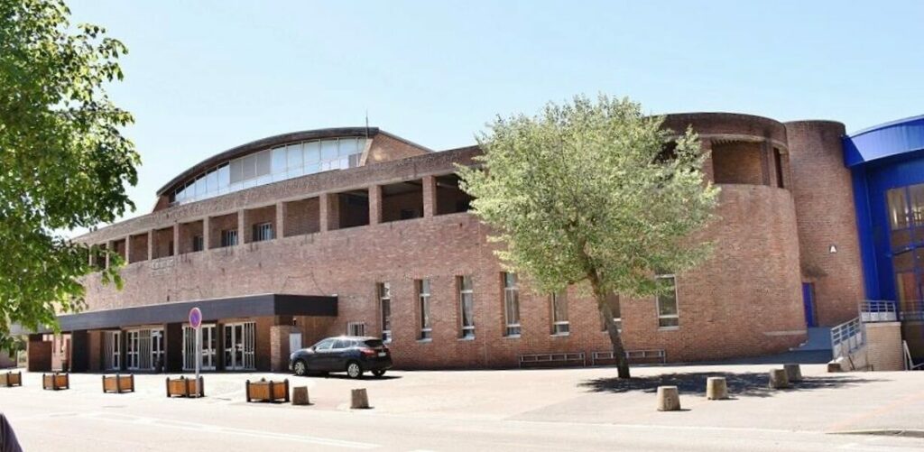 Bâtiment culturel en brique à l’architecture contemporaine, abritant une salle de spectacle.Palais des Arts rénovation