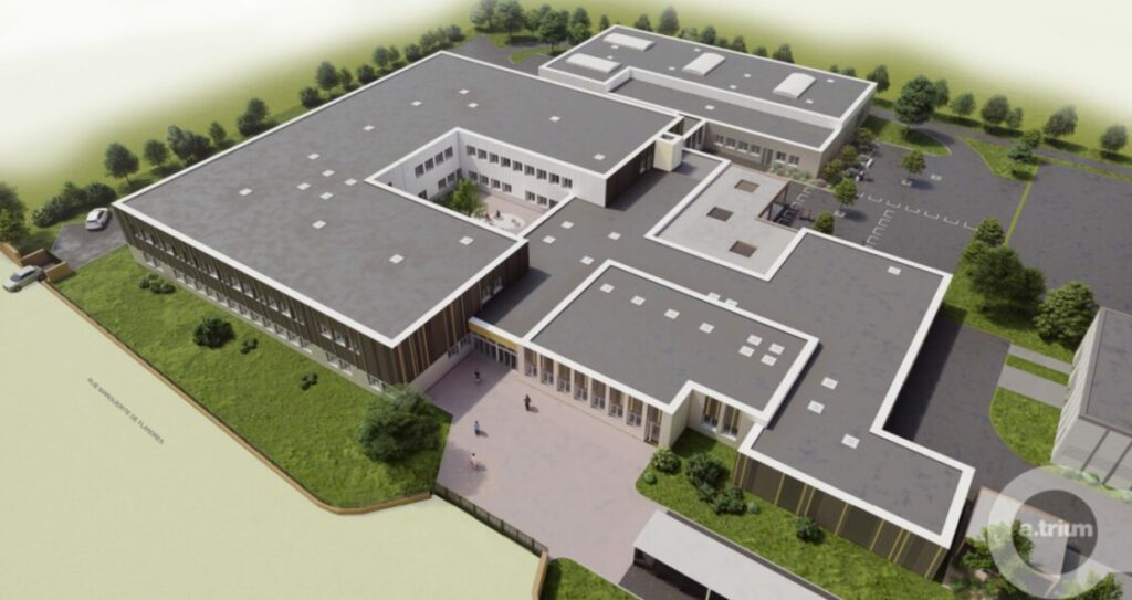 Rendu aérien 3D d’un complexe de bâtiments modernes en forme de U avec toits plats gris, cour intérieure et espaces verts, entouré de parkings et d’arbres.Restructuration collège