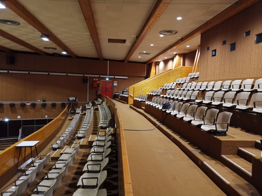 Salle de spectacle avec gradins et sièges disposés en amphithéâtre.Palais des Arts rénovation