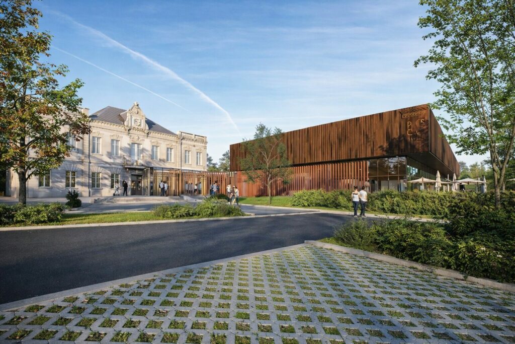 Centre aqualudique moderne avec bassins intérieurs et extérieurs, espaces de jeux d’eau et zones de détente accueillant le public.