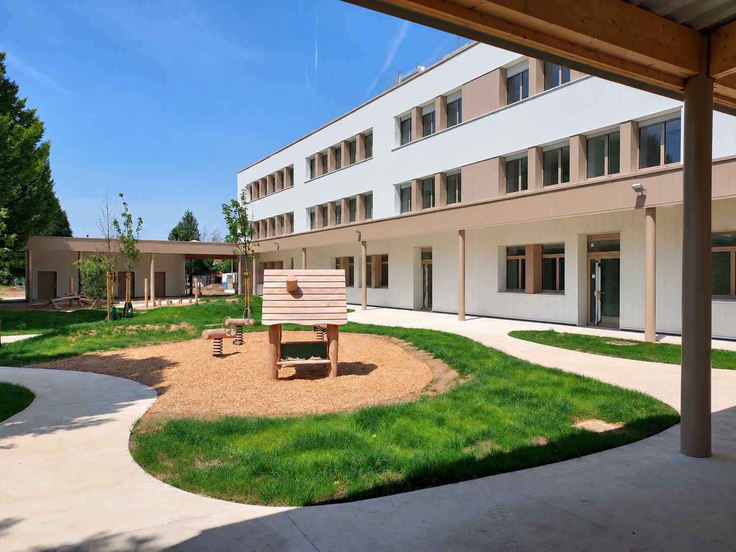 Groupe scolaire d'Hesdin-la-Forêt rénové et agrandi, avec deux extensions et une cour oasis végétalisée
