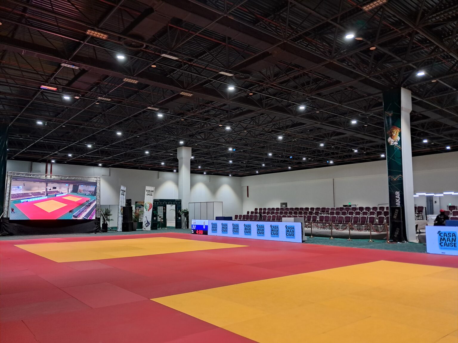 Centre des Expositions de Dakar accueillant les épreuves de judo et de gymnastique des JOJ 2026, objet d'une étude acoustique