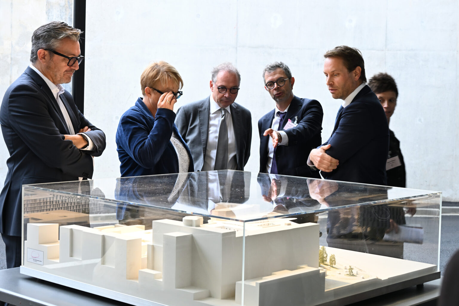Pose de la première pierre du futur Hôpital Femme-Mère-Enfant du CHU de Rennes, projet hospitalier accompagné par PROJEX et DIAGOBAT